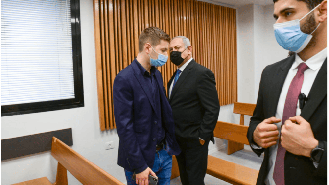 Yair Netanyahu (left) with his father, Prime Minister Benjamin Netanyahu, in the Tel Aviv courthouse, 2022 (Photo: Avshalom Sassoni)
