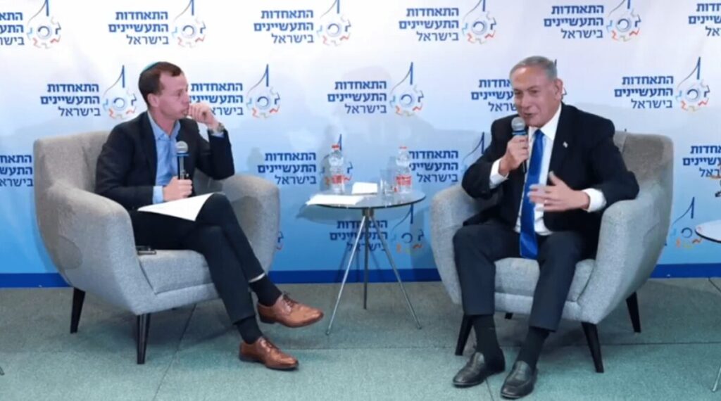Amit Segal appears with Benjamin Netanyahu at a conference of the Manufacturers' Association, 10/19/2022 (screenshot)