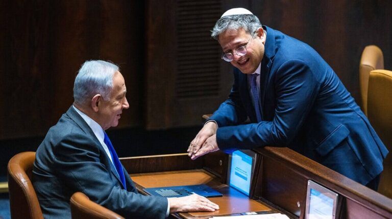 Prime Minister Benjamin Netanyahu (left) with Kahanist Itamar Ben-Gvir, before appointing him as Minister of National Security, 28.12.22 (Photo: Olivier Pitoussi)