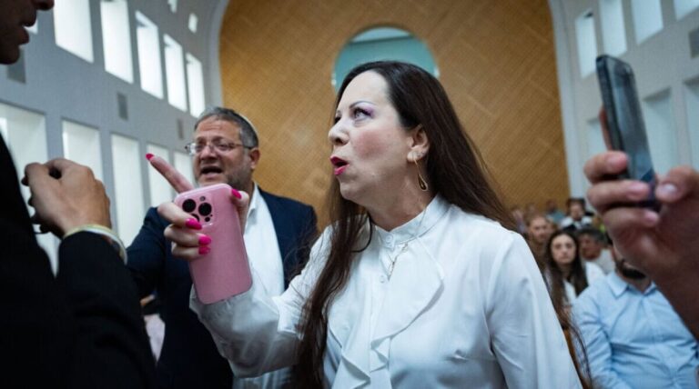 Likud MK Tali Gottlieb and Police Minister Itamar Ben-Gvir, Supreme Court hearing on the starvation of security prisoners, 17.7.25 (Photo: Yonatan Zindel)