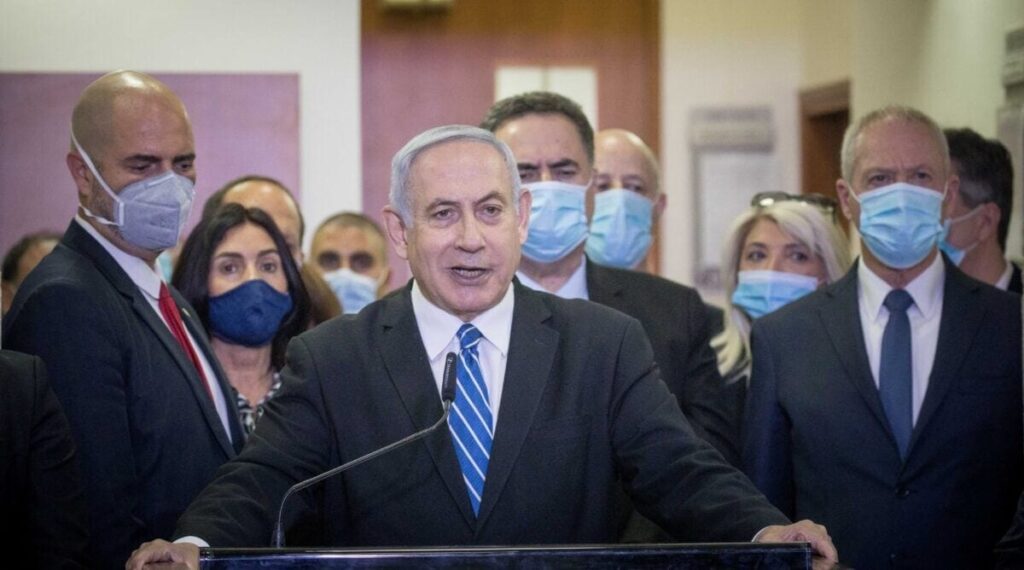 Benjamin Netanyahu delivers his incitement speech at the start of his criminal trial, with Likud ministers behind him. Jerusalem District Court, May 2020 (Photo: Yonatan Zindel)