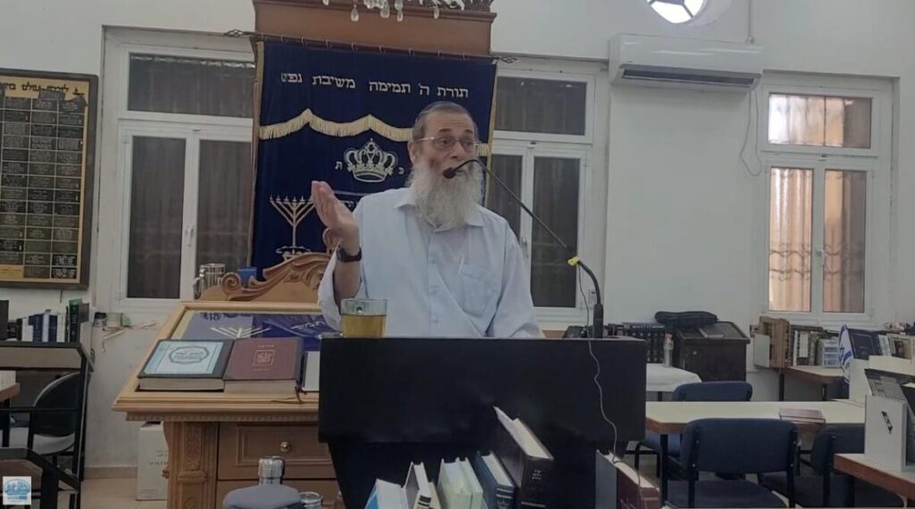 Rabbi Eliyahu Mali gives a lecture on "Milhemet Mitzvah" (commanded war) at the Shirat Moshe Yeshiva in Jaffa, 7.8.25 (Screenshot)