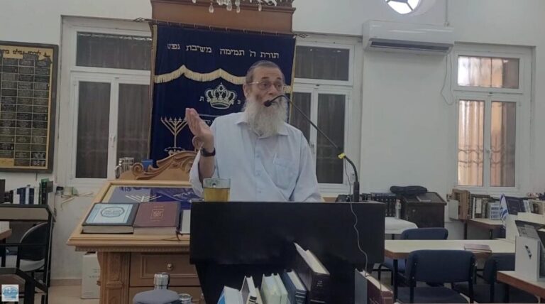 Rabbi Eliyahu Mali gives a lecture on "Milhemet Mitzvah" (commanded war) at the Shirat Moshe Yeshiva in Jaffa, 7.8.25 (Screenshot)