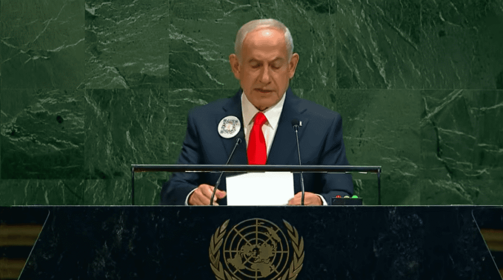 Prime Minister Netanyahu Wearing a QR code on his jacket during his 2025 UN address (Screenshot)